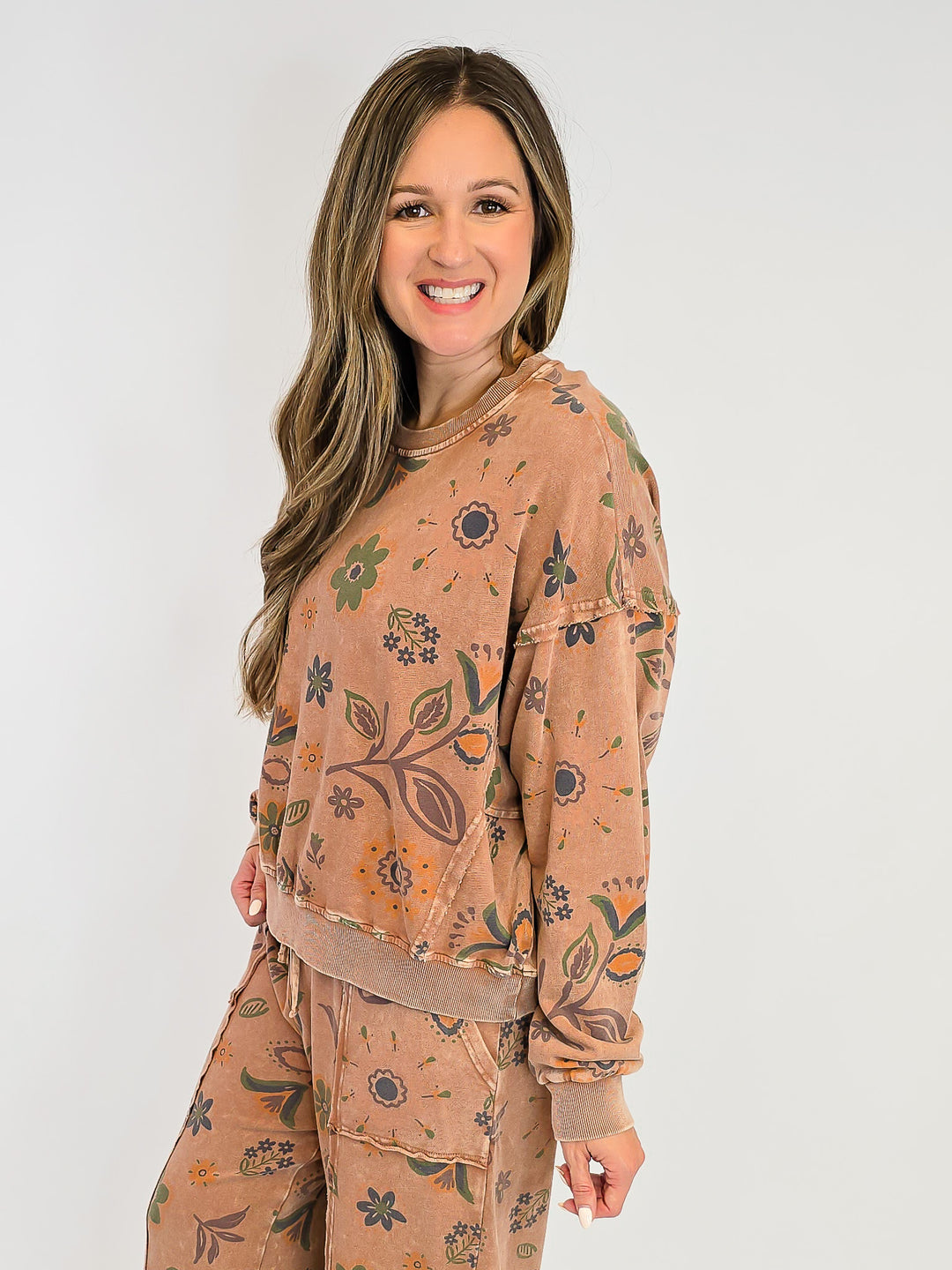 FLORAL PRINT WASHED TERRY PULLOVER - MOCHA MOUSSE