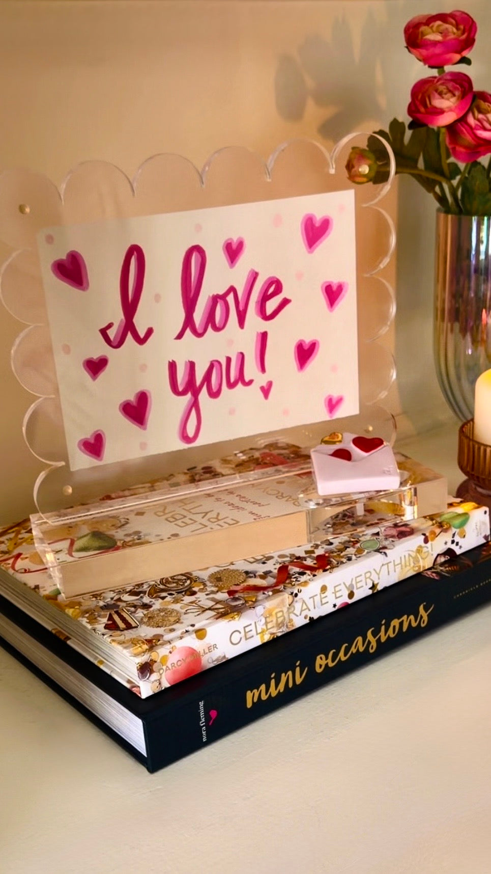 SCALLOPED ACRYLIC FRAME