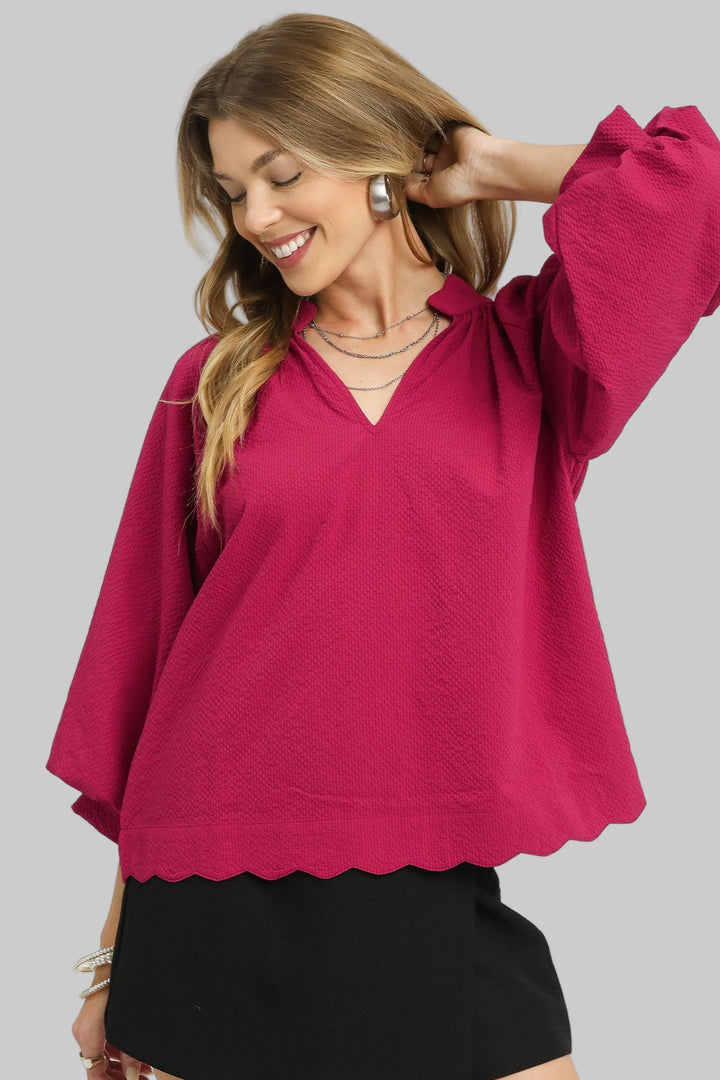 3/4 SLEEVE TEXTURED FABRIC SCALLOPED V-NECK TOP - CRIMSON