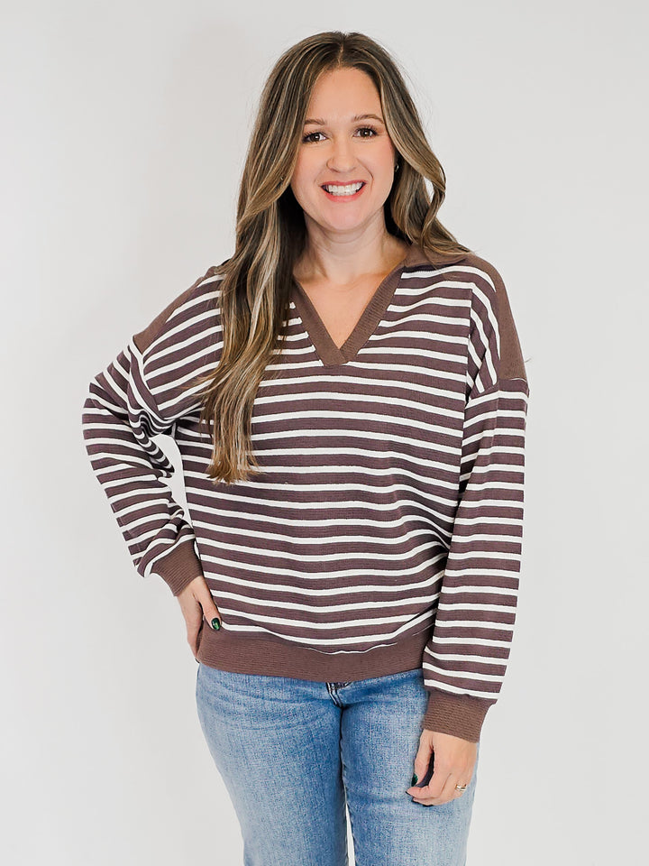COLLARED V-NECK STRIPED CLOUDY KNIT L/S TOP - BROWN