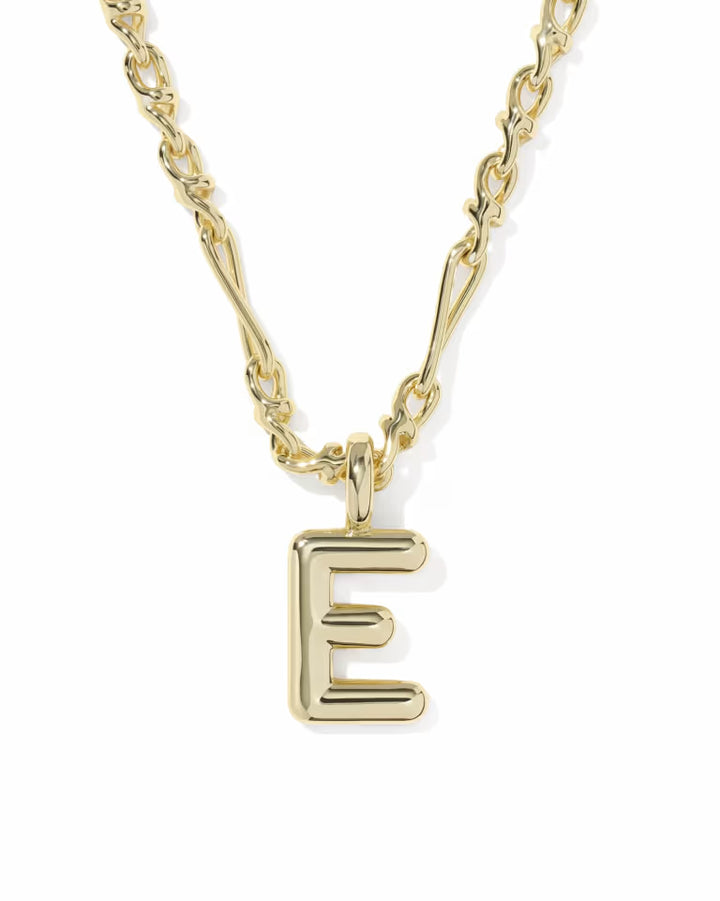 KENDRA SCOTT BUBBLE LETTER E SHORT PENDANT NECKLACE - GOLD