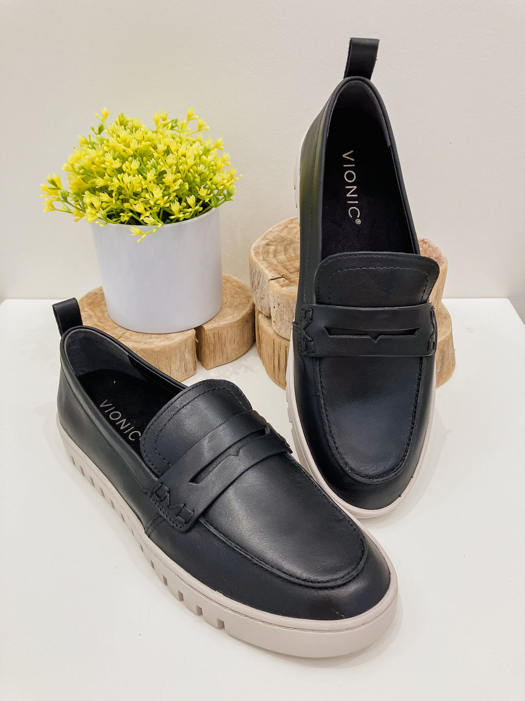 VIONIC UPTOWN SLIP ON LOAFER - BLACK