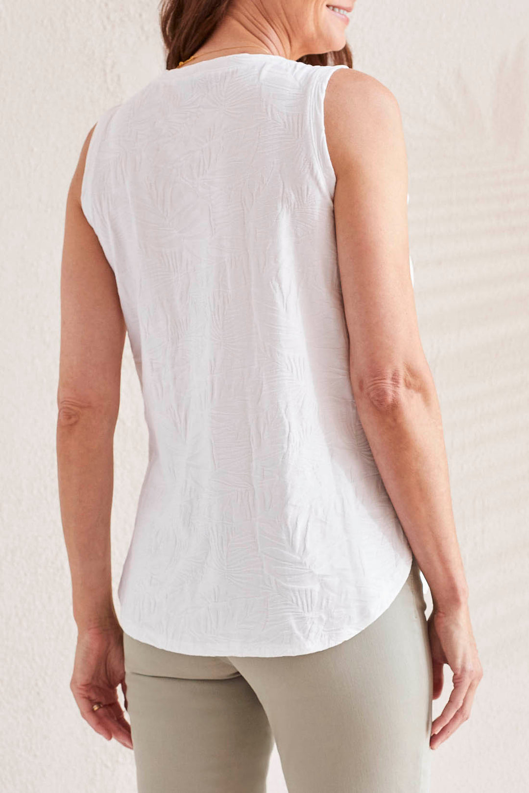 TEXTURED V-NECK TANK W/SIDE SLITS - WHITE