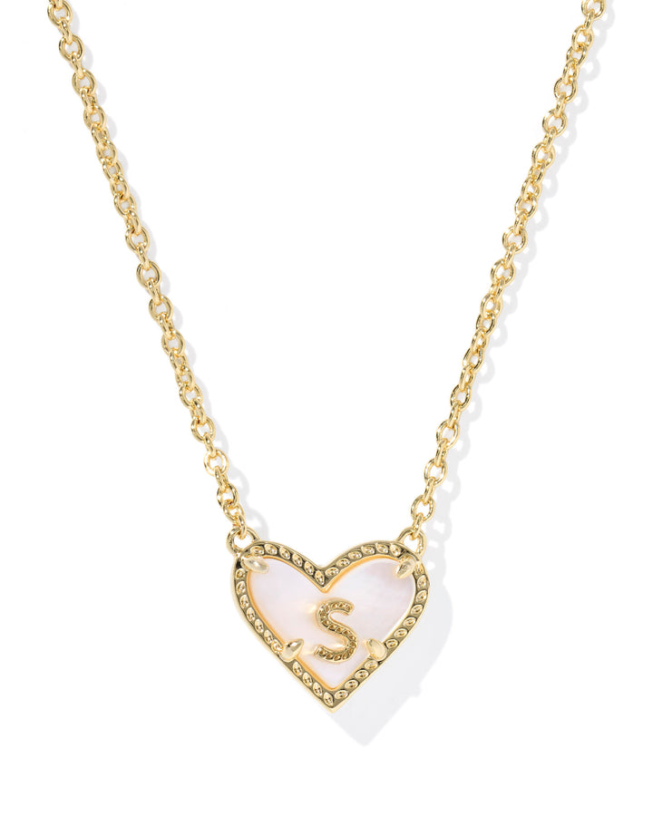 KENDRA SCOTT HEART LETTER S SHORT PENDANT NECKLACE - GOLD IVORY MOP