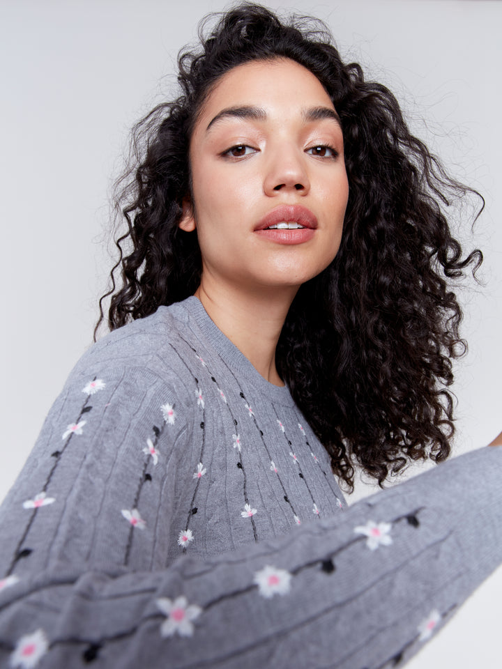 KNIT SWEATER W/FLORAL EMBROIDERY - GREY