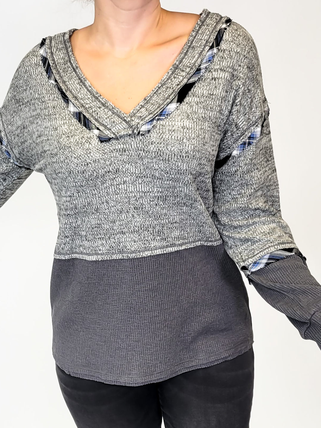 MULTI TEXTURED V-NECK PULLOVER - CHARCOAL