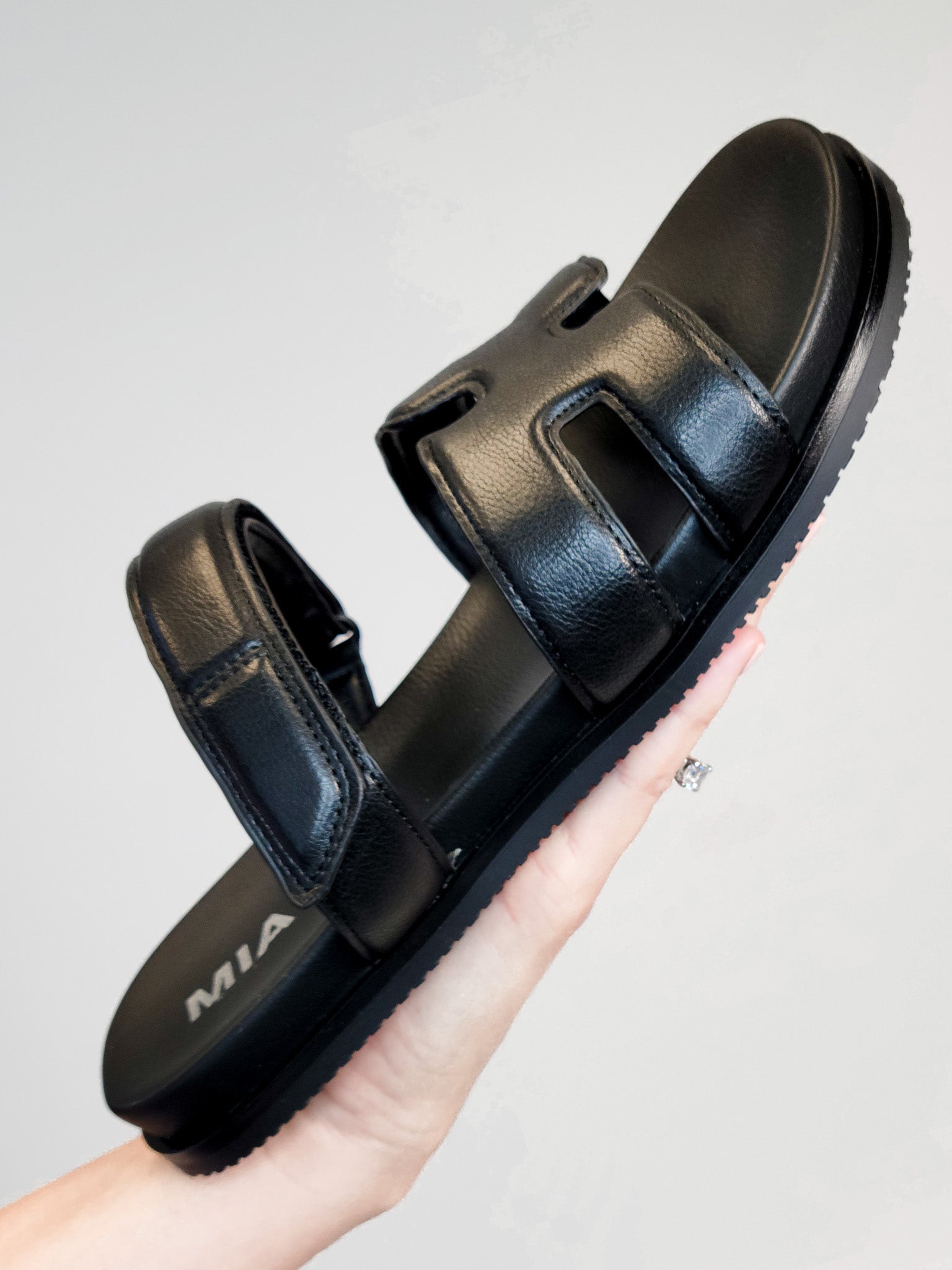 MIA VENEZIA FLAT SANDALS - BLACK – Brianne's Boutique