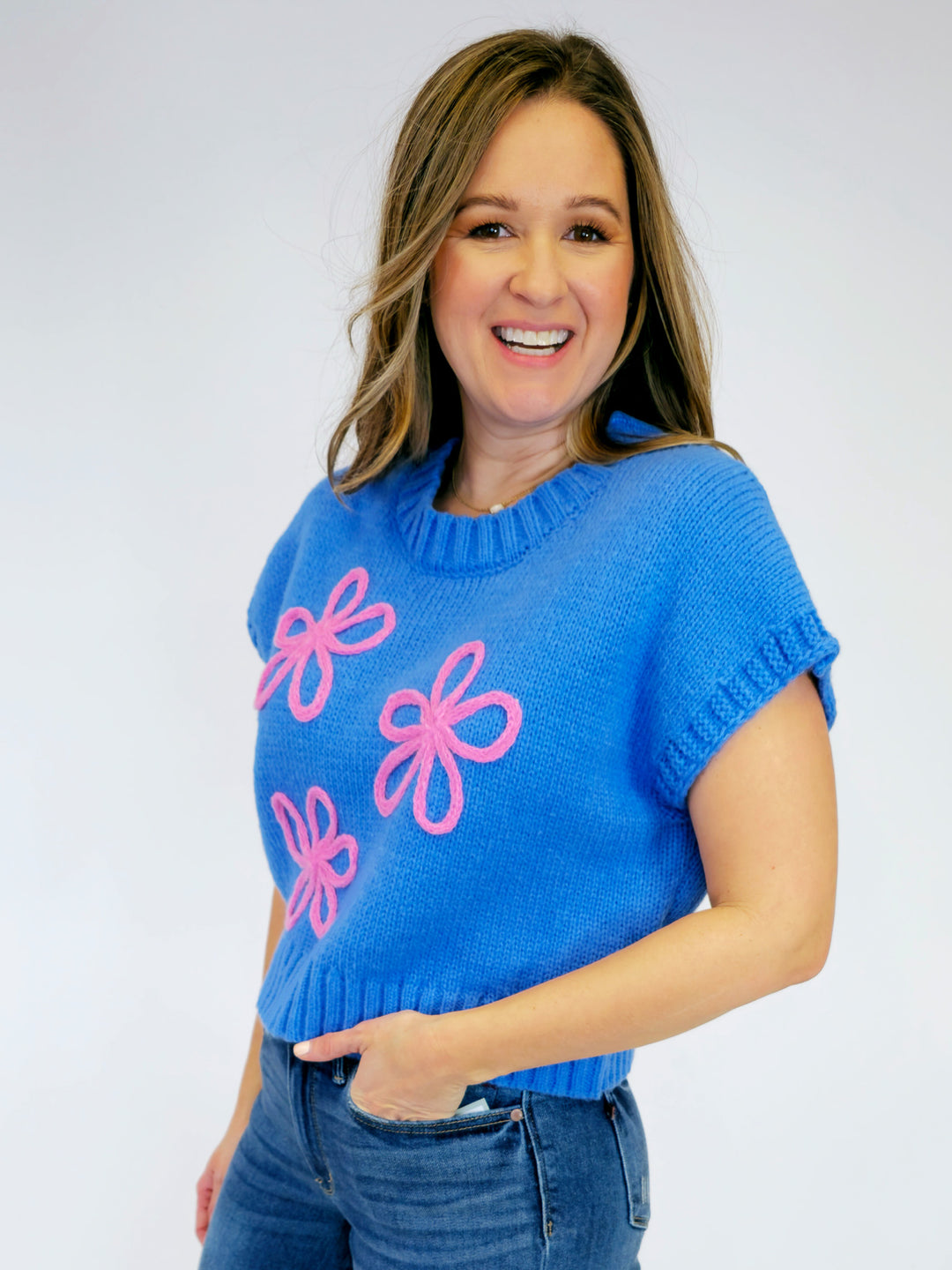 SHORT SLEEVE PULLOVER W/STITCHED FLOWERS - BLUE