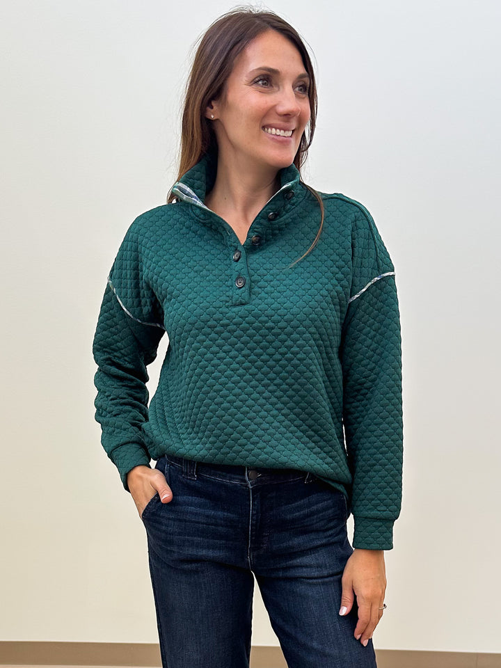 MOCK NECK CONTRAST DETAIL QUILTED TOP - HUNTER GREEN
