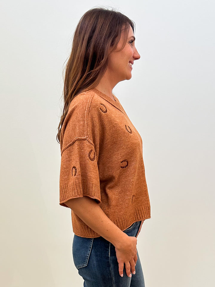 SHORT SLEEVE HORSE SHOE EMBROIDERED SWEATER - CINNAMON