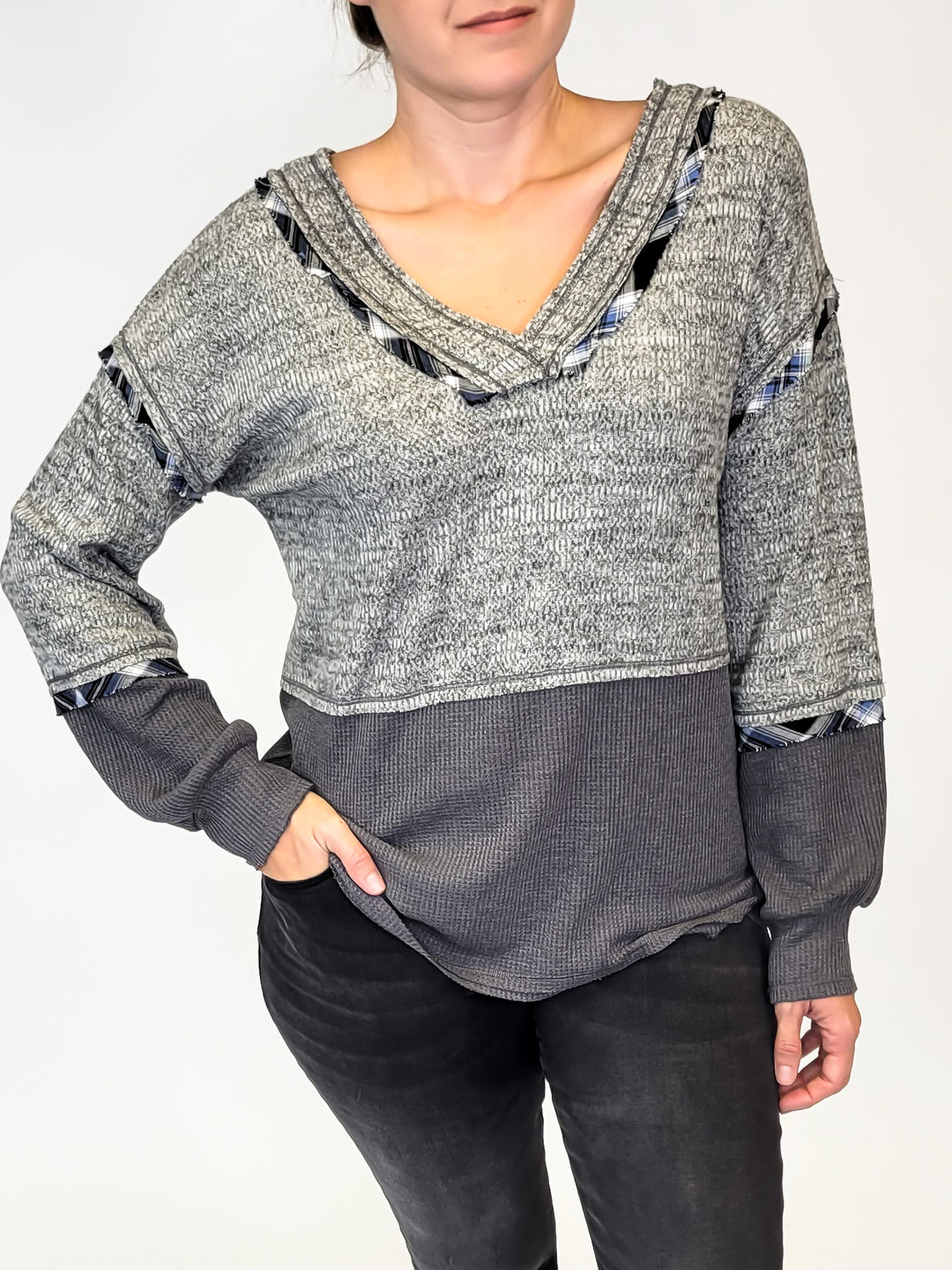 MULTI TEXTURED V-NECK PULLOVER - CHARCOAL