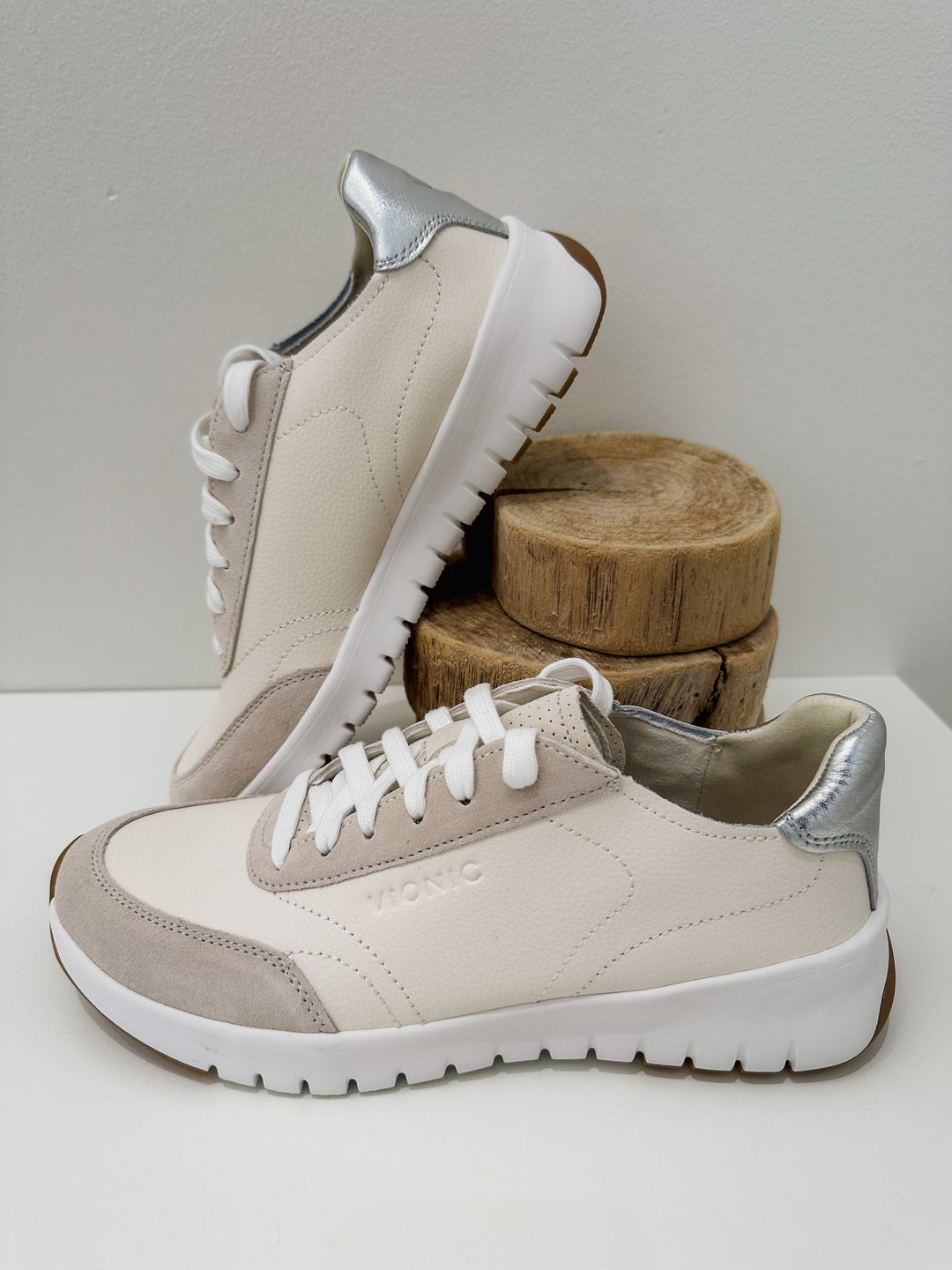 VIONIC UPTOWN LEATHER SNEAKER - IVORY/SILVER