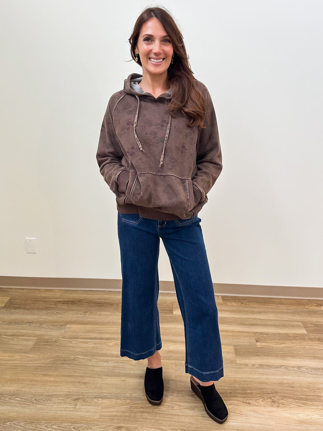 BRUSHED TERRY FLORAL HOODIE PULLOVER - CHOCOLATE BROWN