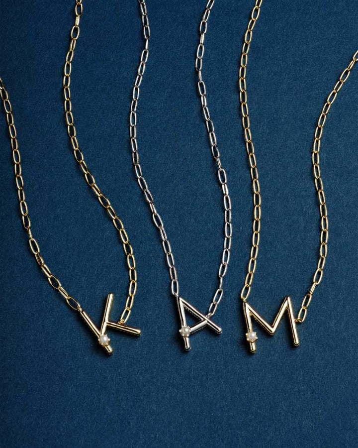 PEARL LETTER K SHORT PENDANT NECKLACE - GOLD WHITE PEARL