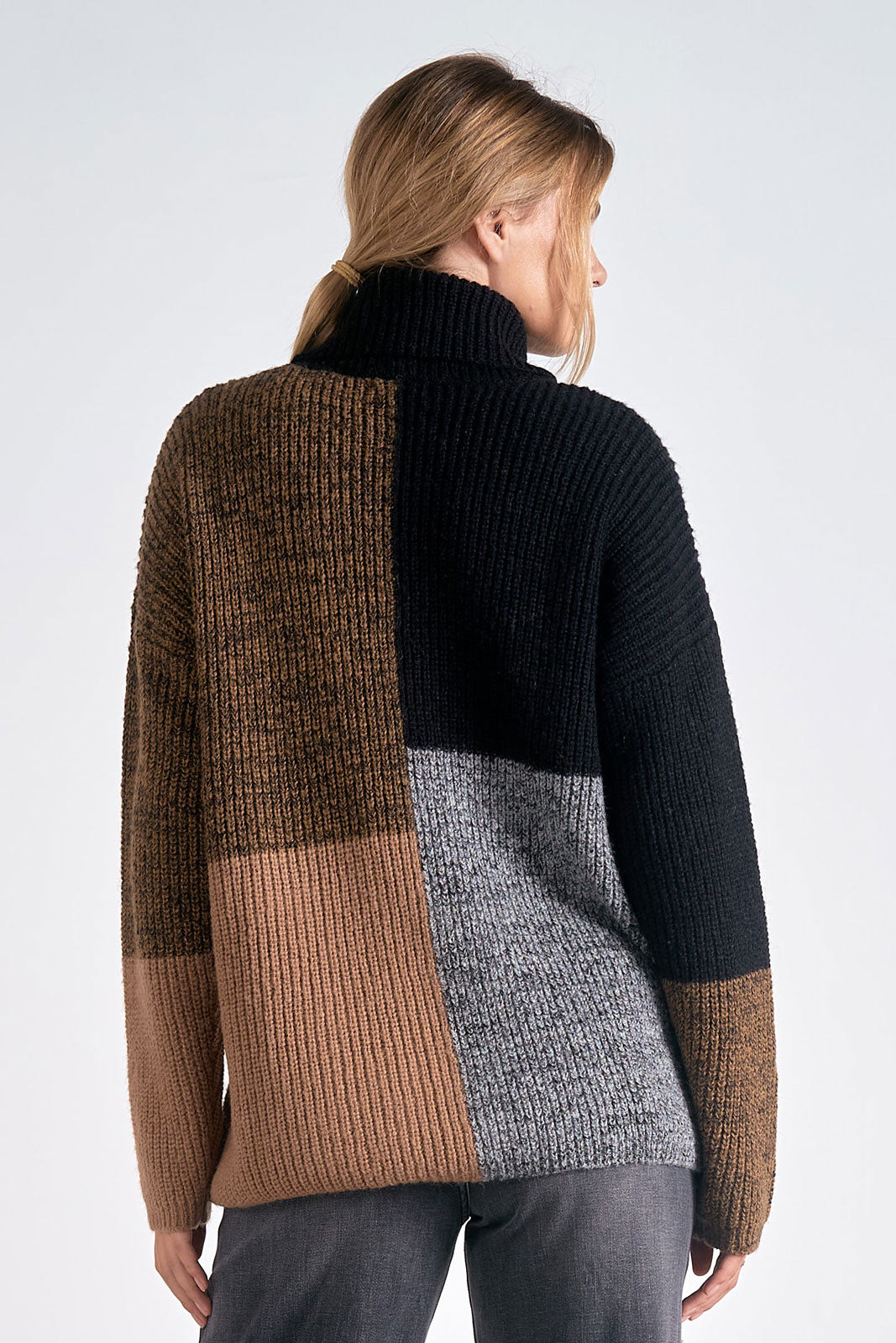 COLOR BLOCK TURTLE NECK SWEATER - BLACK/BROWN