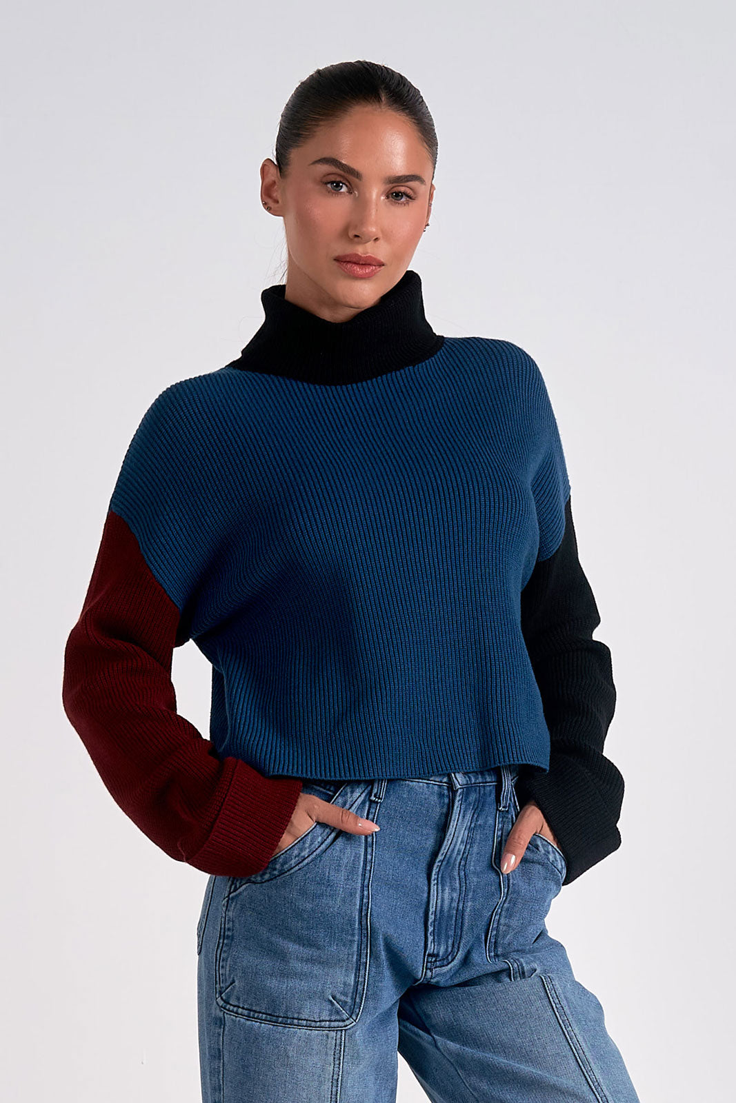 COLOR BLOCK TURTLE NECK CROPPED SWEATER - BLUE