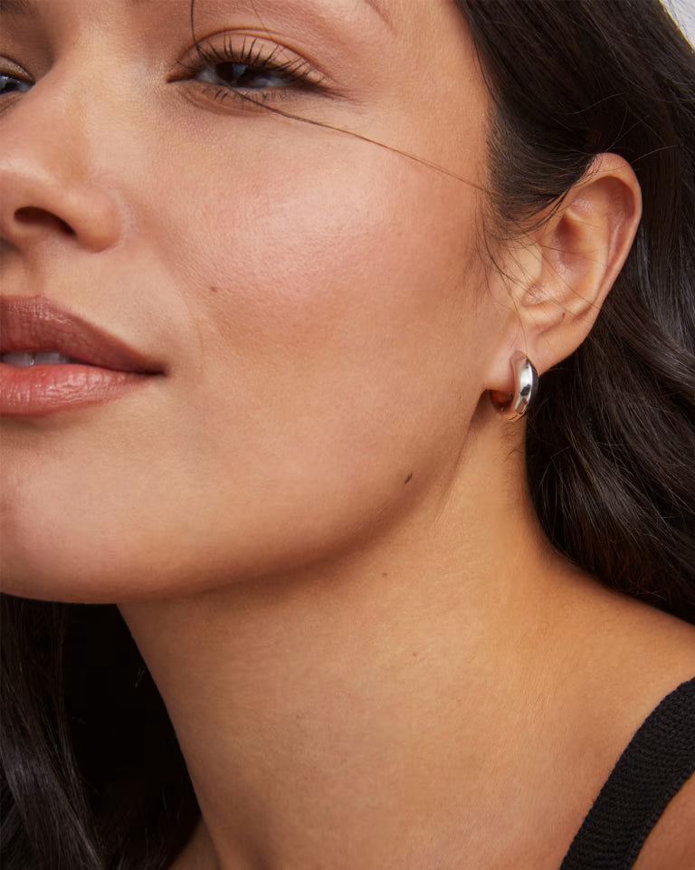 KENDRA SCOTT MIKKI HUGGIE EARRING - SILVER
