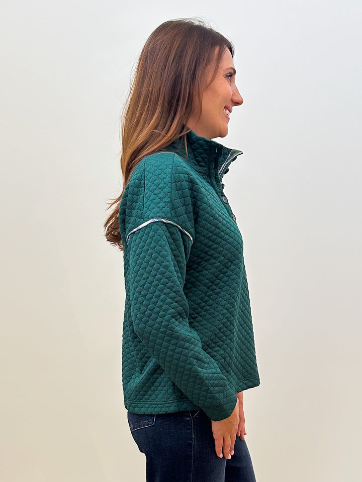 MOCK NECK CONTRAST DETAIL QUILTED TOP - HUNTER GREEN