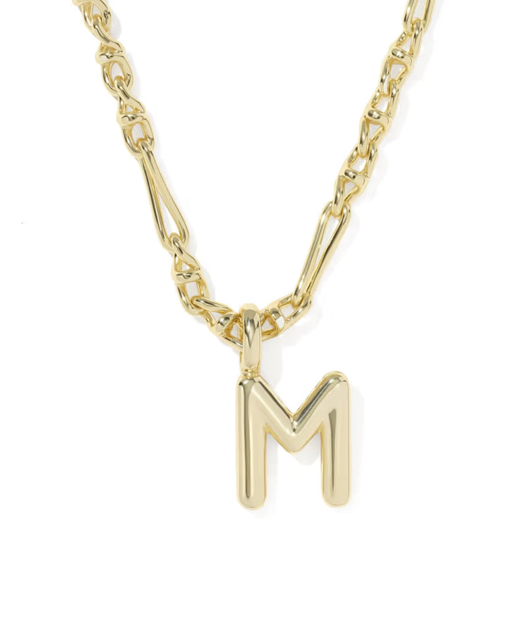 KENDRA SCOTT BUBBLE LETTER M SHORT PENDANT NECKLACE - GOLD