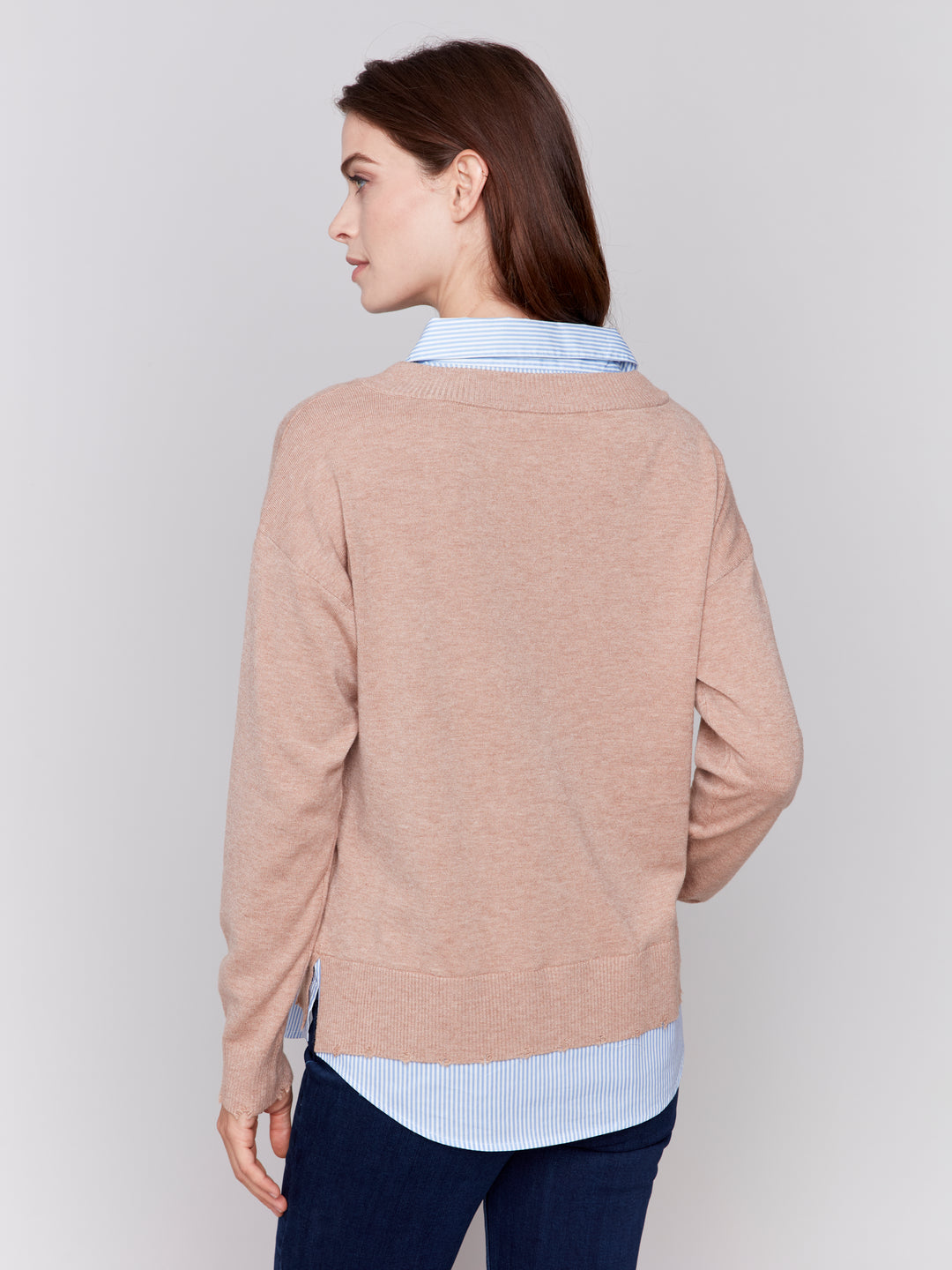 V-NECK SWEATER W/ROUND SHIRT COLLAR - CARAMEL