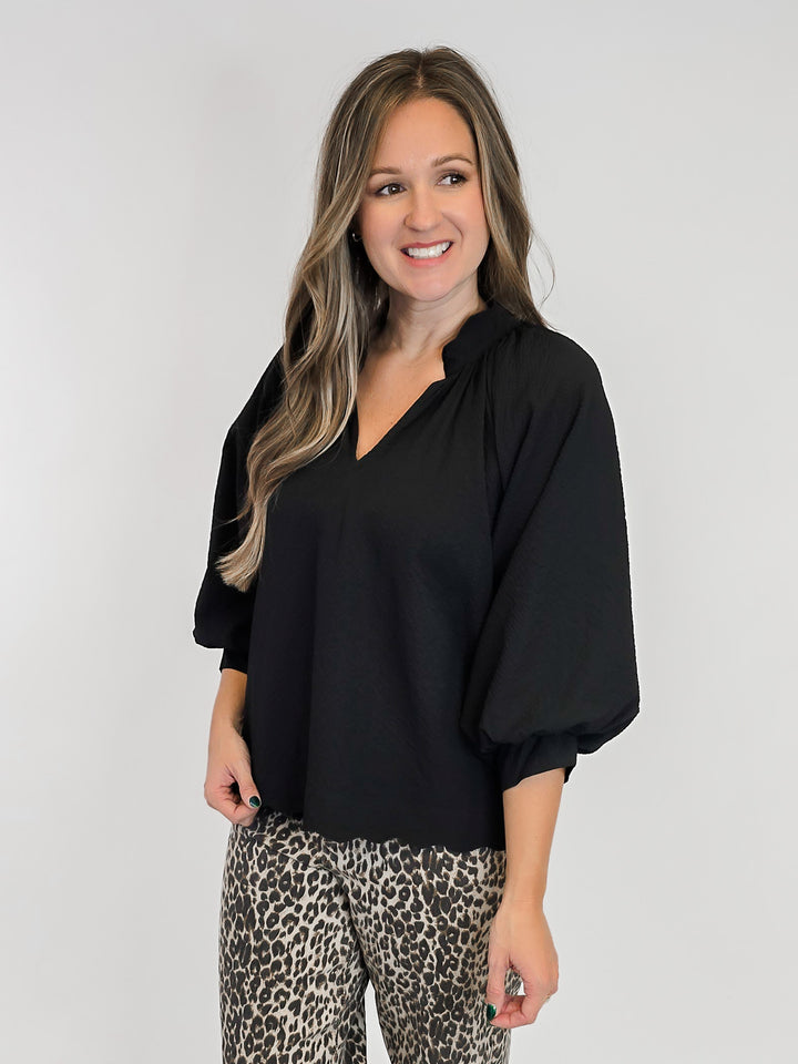 3/4 SLEEVE TEXTURED FABRIC SCALLOPED V-NECK TOP - BLACK