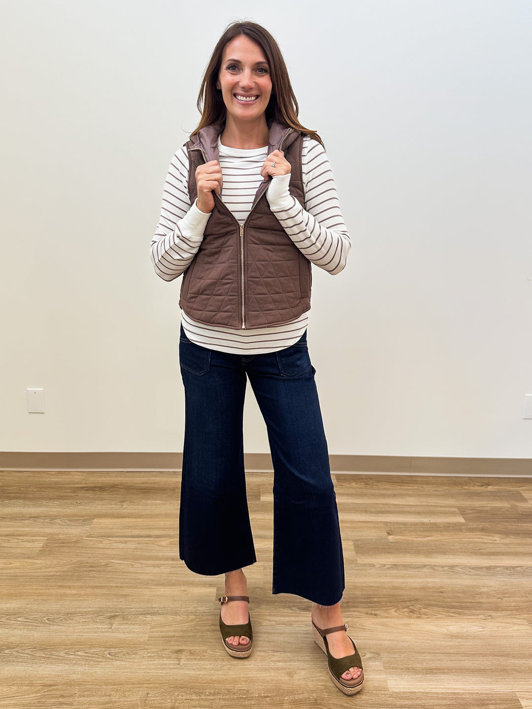 QUILTED HOODED ZIP UP VEST - BROWN