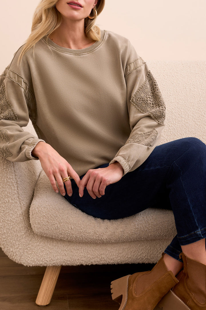 CREW NECK APPLIQUE DETAIL W/SPECIAL WASH - LIGHT OLIVE LEAF