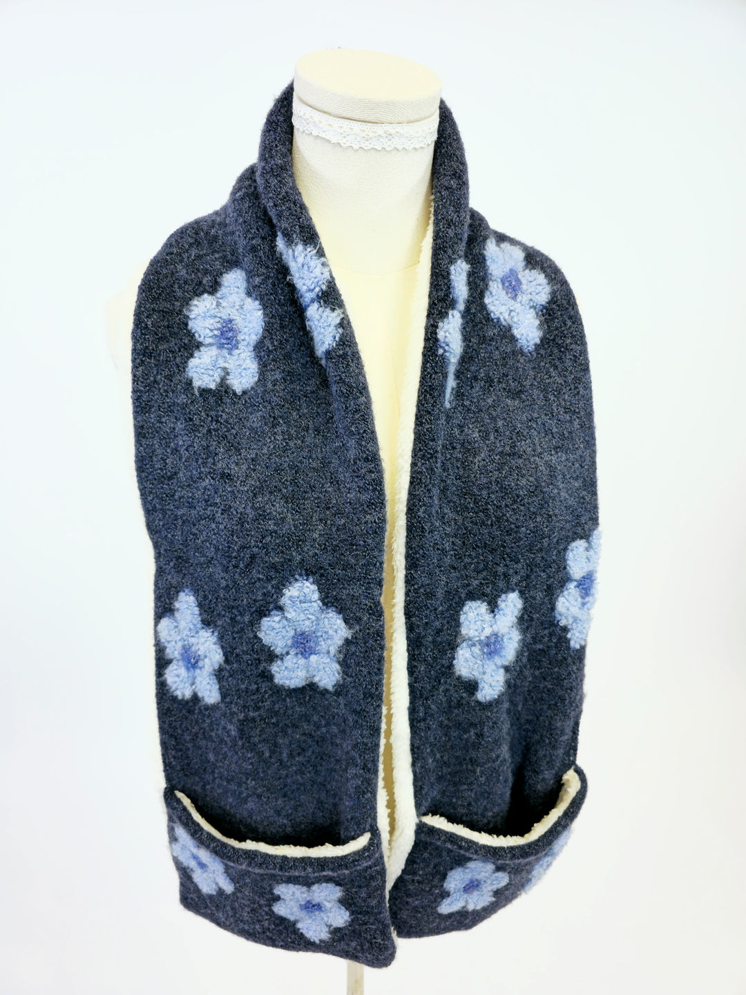 SOFT DAISY HEATED SCARF, NAVY