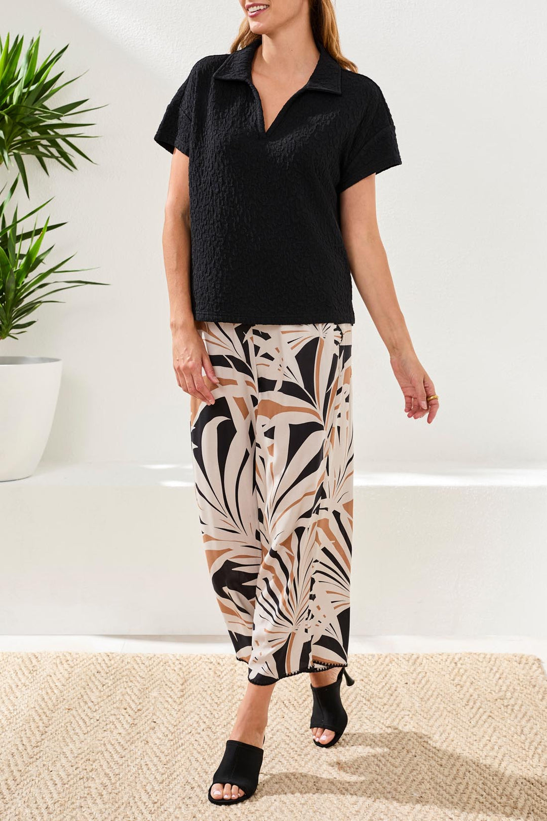 SHORT SLEEVE JOHNNY COLLAR TOP - BLACK