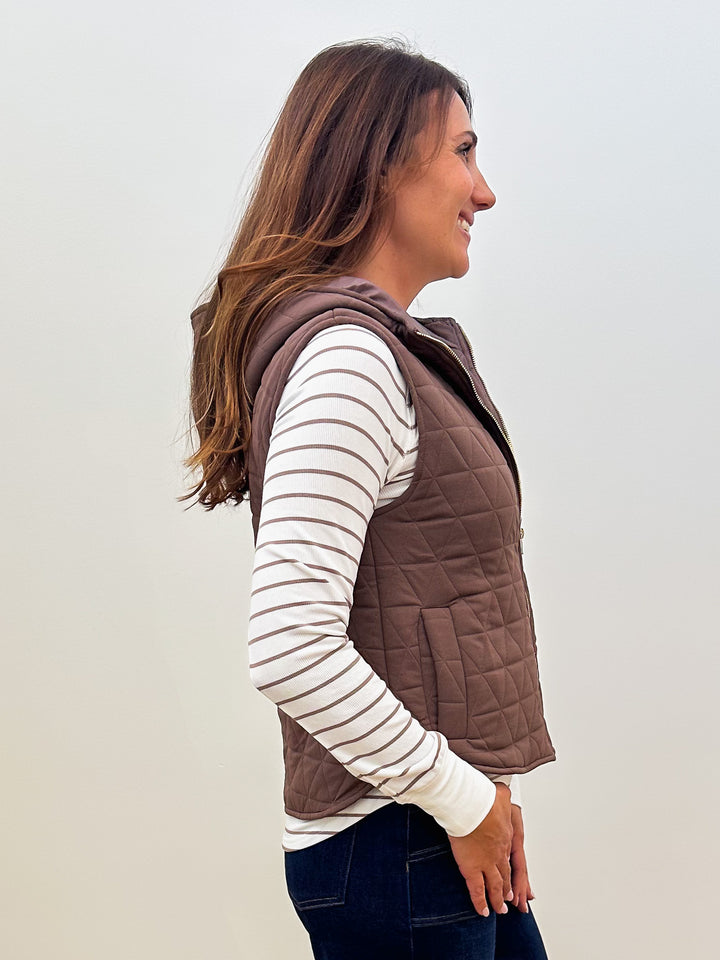 QUILTED HOODED ZIP UP VEST - BROWN