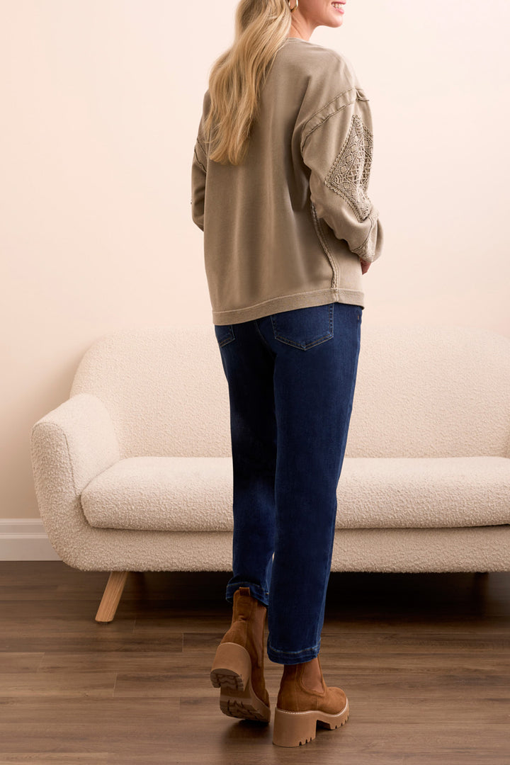 CREW NECK APPLIQUE DETAIL W/SPECIAL WASH - LIGHT OLIVE LEAF