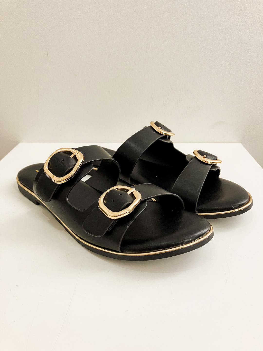 SODA DOUBLE BUCKLE ARINA SANDALS - BLACK/GOLD