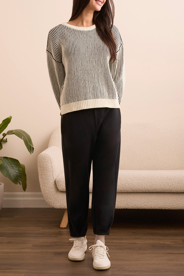 CREW NECK SWEATER W/SIDE SLITS - BLACK