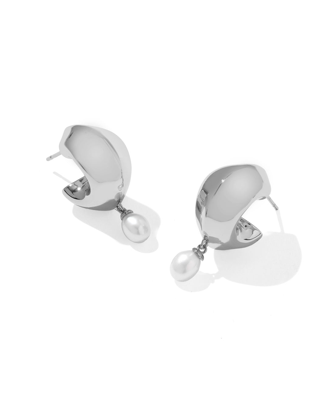 KENDRA SCOTT OAKLAND PEARL HUGGIE EARRINGS - SILVER FRESHWATER CULTURED PEARL