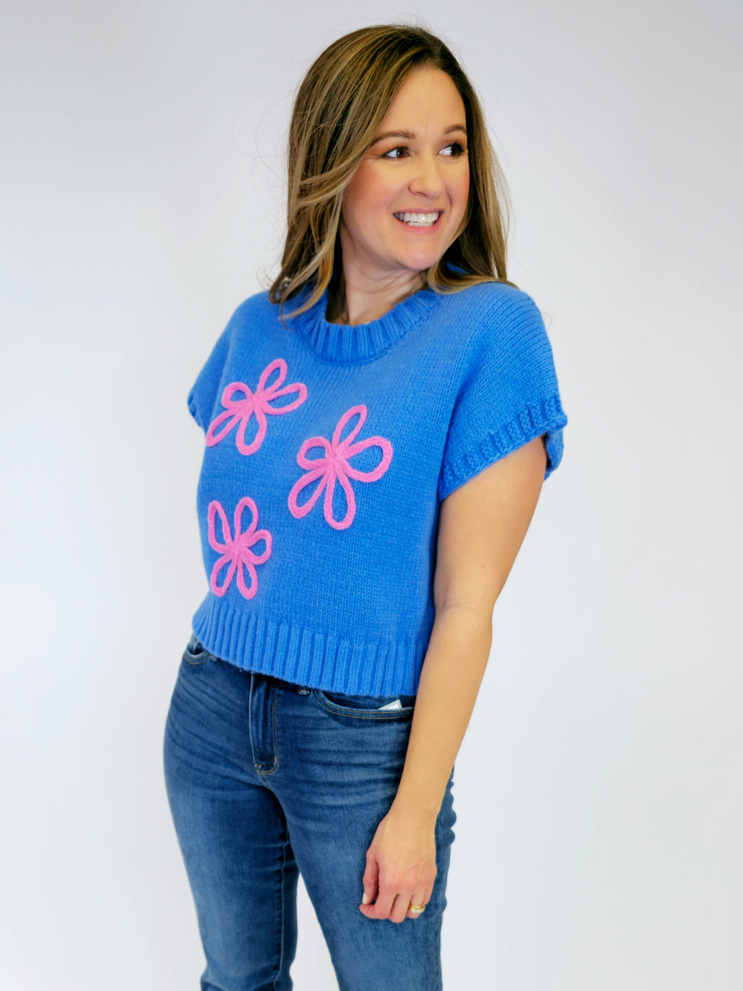 SHORT SLEEVE PULLOVER W/STITCHED FLOWERS - BLUE