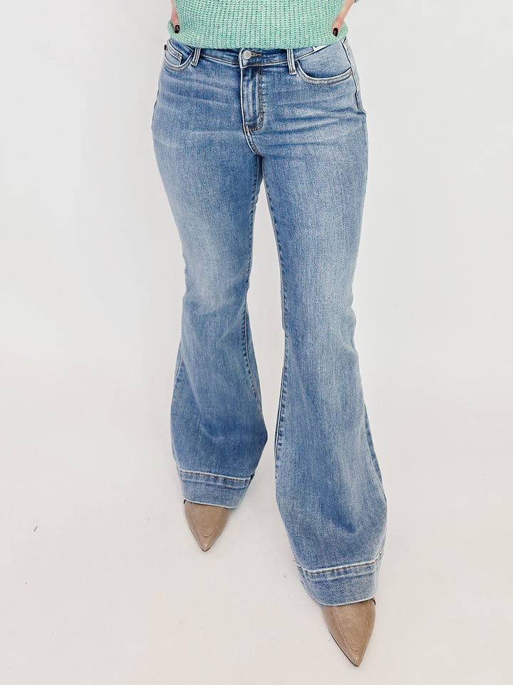 JUDY BLUE MID RISE FLARE JEANS - MEDIUM - 33" INSEAM