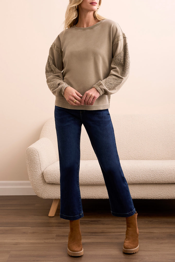 CREW NECK APPLIQUE DETAIL W/SPECIAL WASH - LIGHT OLIVE LEAF