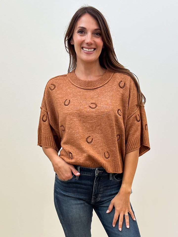 SHORT SLEEVE HORSE SHOE EMBROIDERED SWEATER - CINNAMON