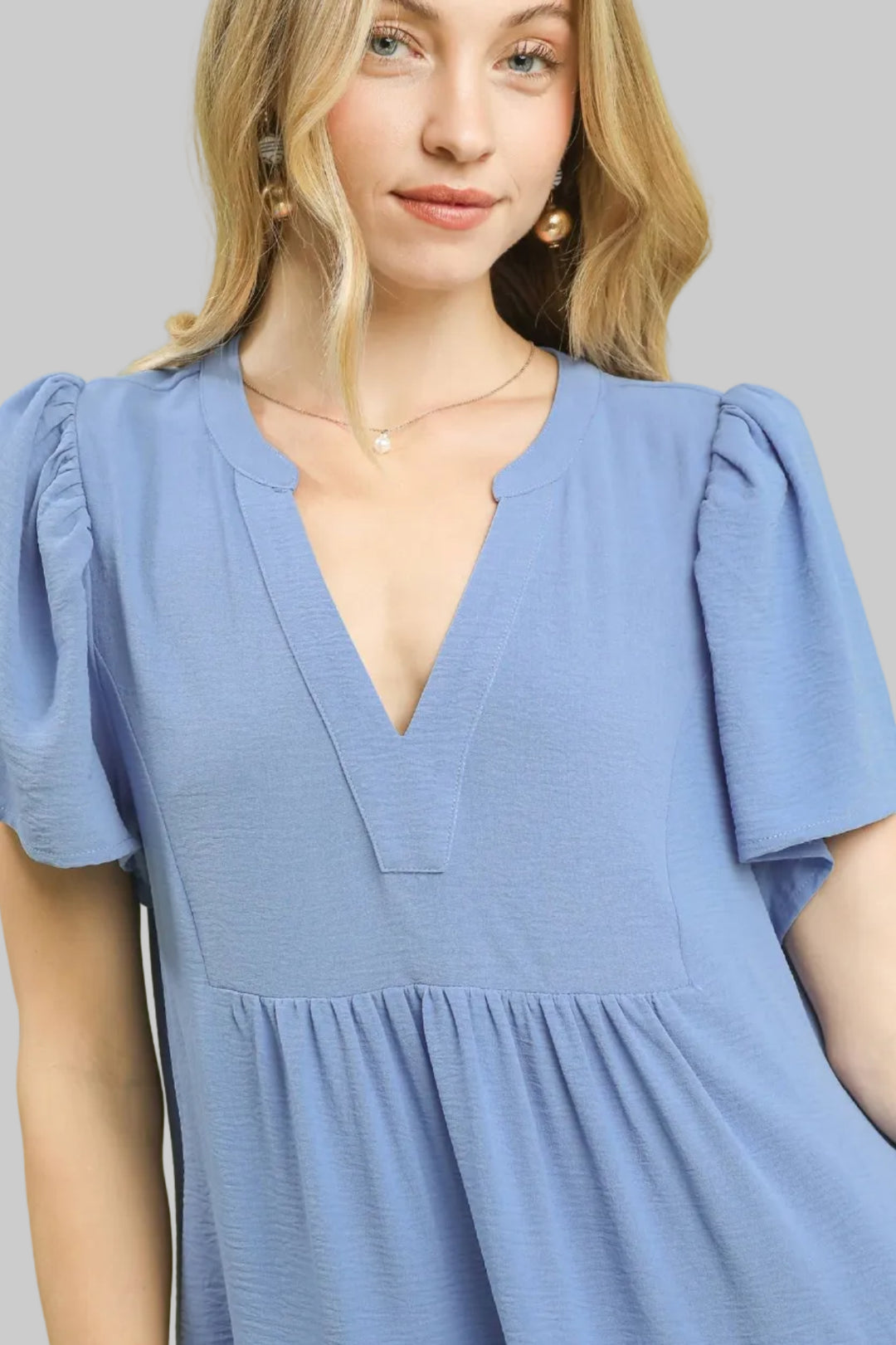 SOLID V-NECK TIERED SHORT DRESS W/FLUTTER SLEEVES - PERI BLUE