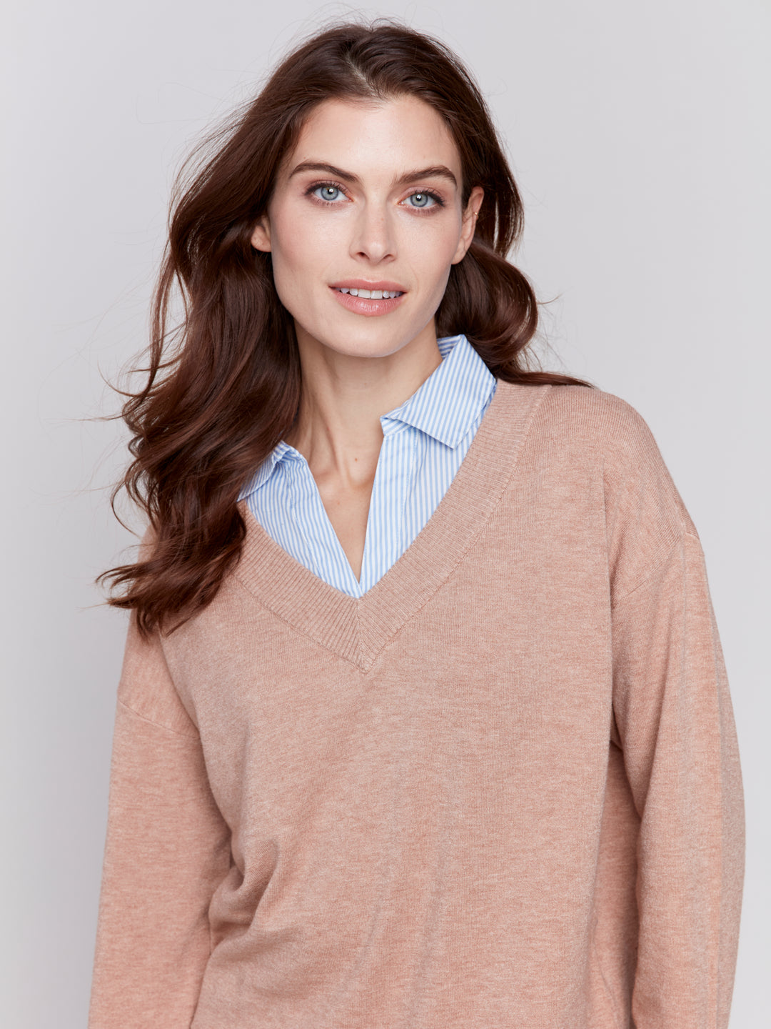 V-NECK SWEATER W/ROUND SHIRT COLLAR - CARAMEL