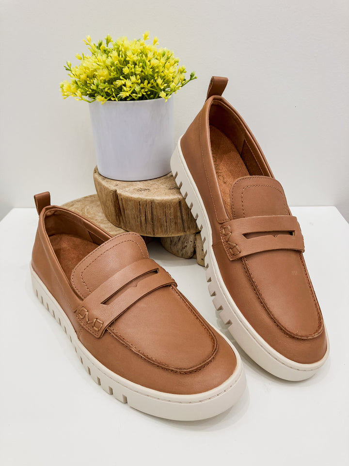 VIONIC UPTOWN SLIP ON LOAFER - CAMEL