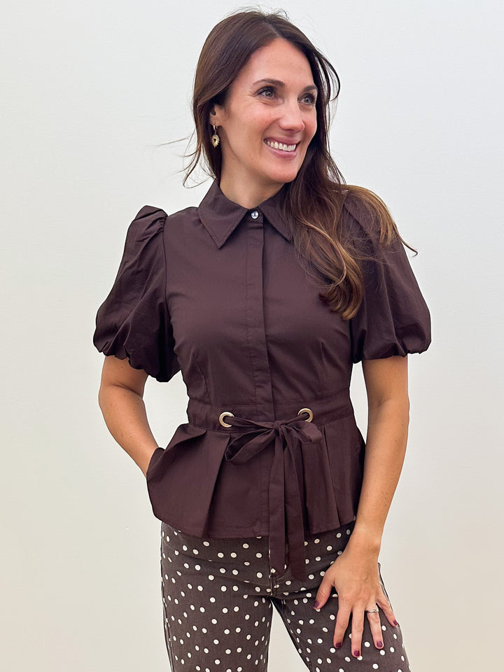 SHORT PUFF SLEEVE SELF TIE WAIST DETAIL TOP - BROWN