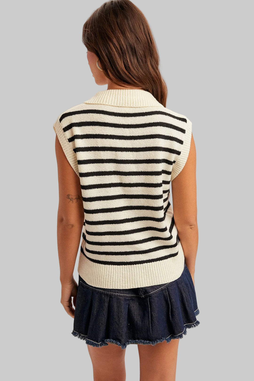 STRIPED DAISY FLORAL SWEATER VEST - BLACK/OFF WHITE