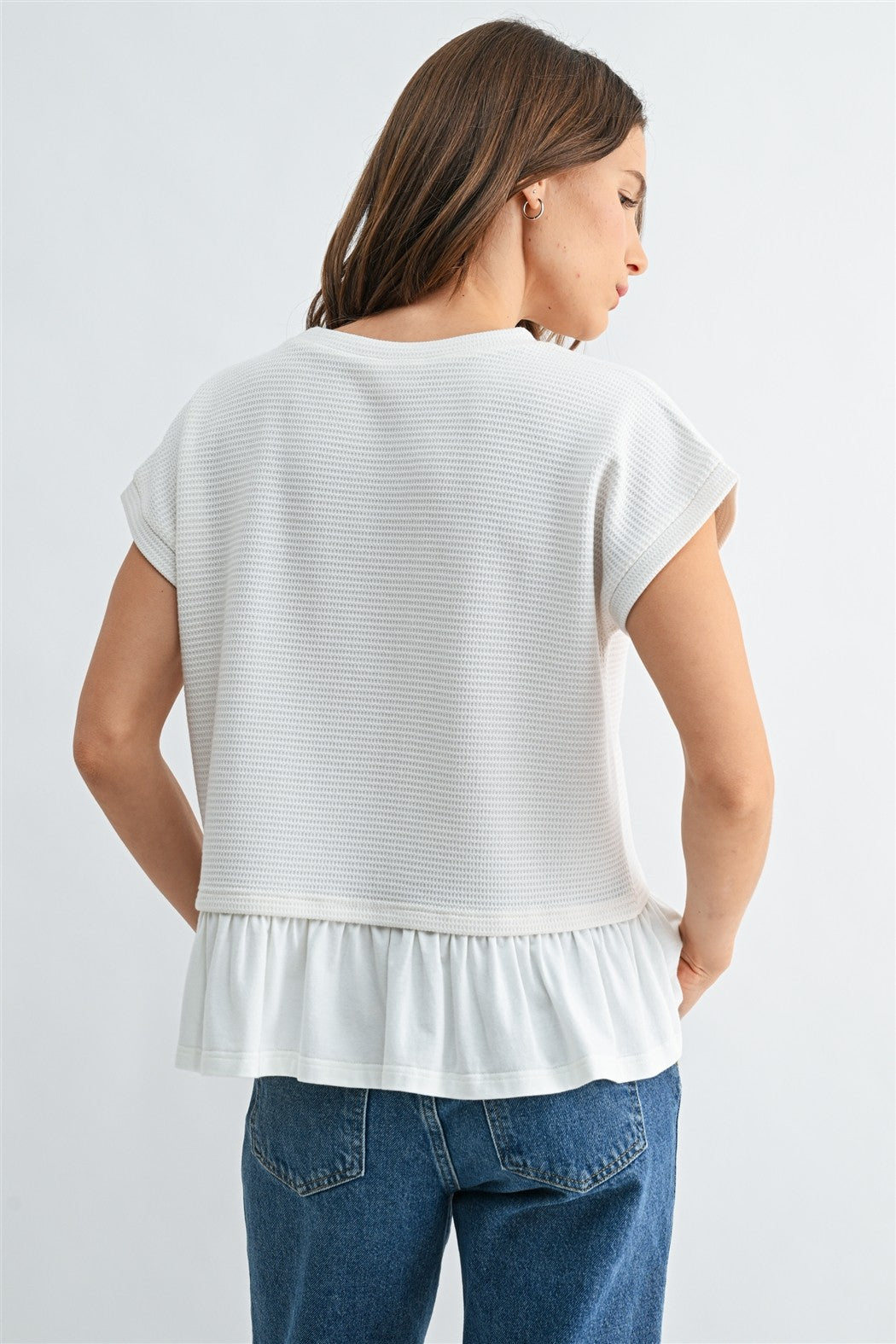 SHORT SLEEVE TEXTURED RUFFLE HEM TOP - WHITE