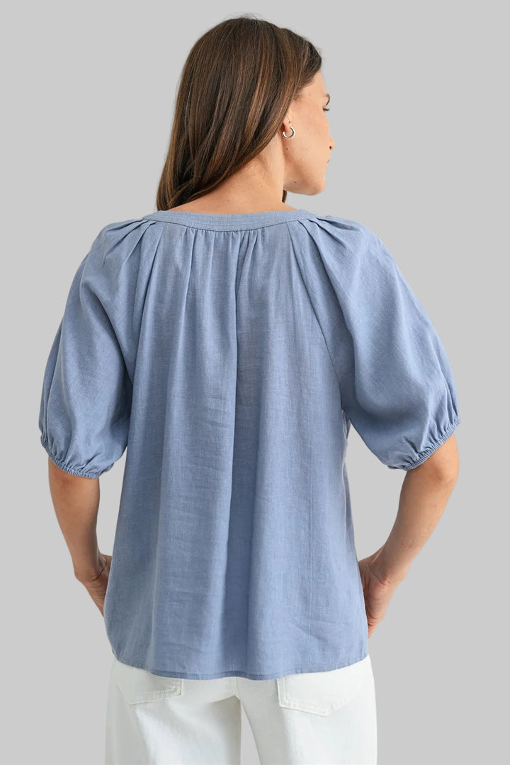 RAGLAN SHORT SLEEVE PLEATED LINEN BLEND TOP - CHAMBRAY