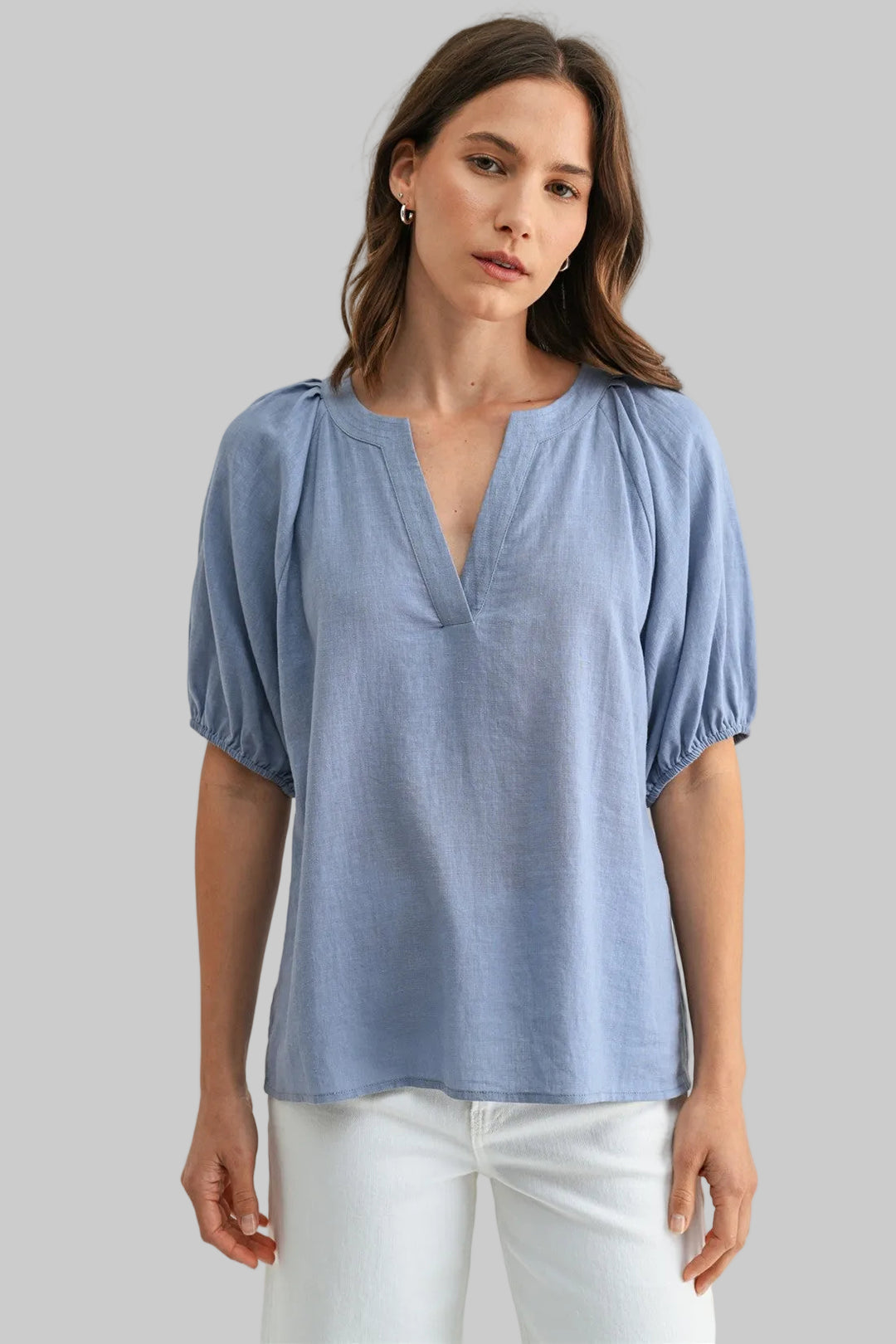RAGLAN SHORT SLEEVE PLEATED LINEN BLEND TOP - CHAMBRAY