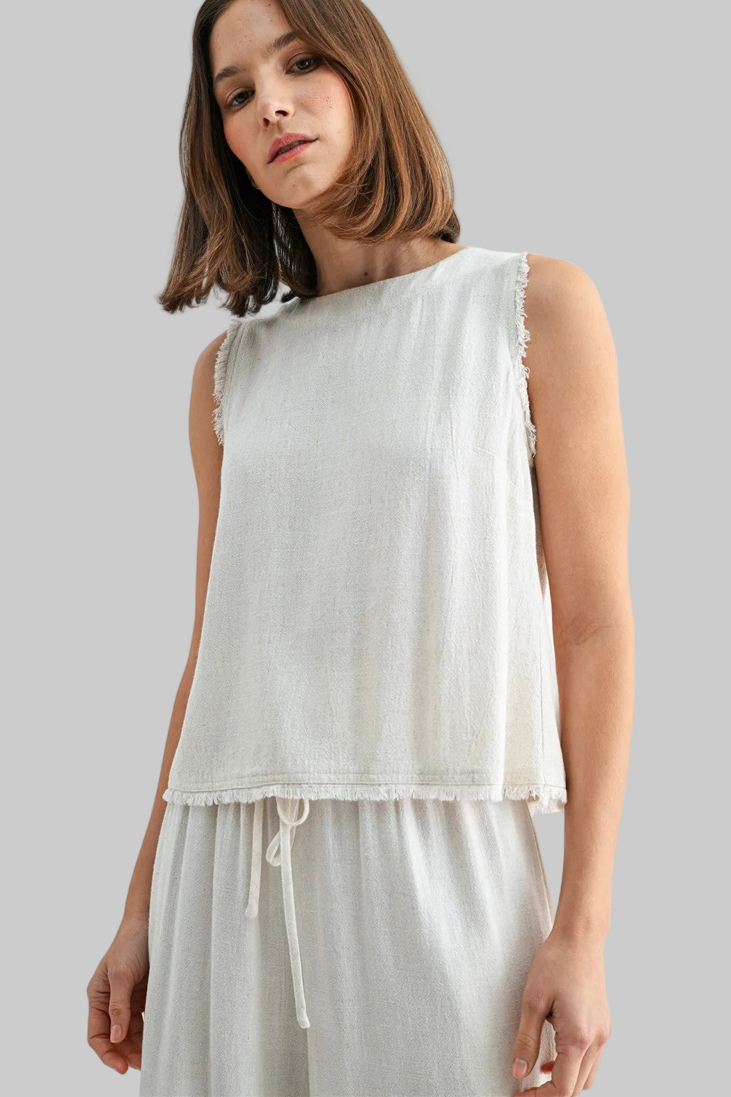 SLEEVELESS FRAY DETAIL BACK BUTTON TOP - NATURAL