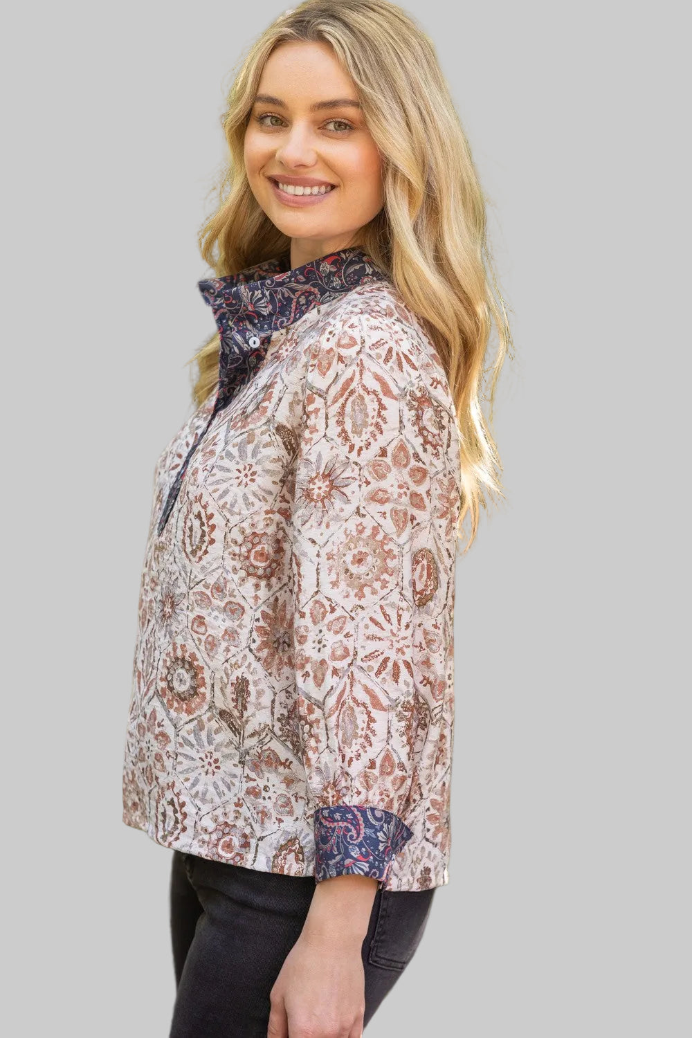QUARTER BUTTON DOWN CONTRAST BAND TOP - TAUPE