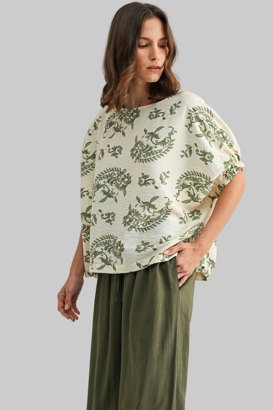 DOLMAN SHORT SLEEVE PAISLEY PRINT TOP - NATURAL/OLIVE