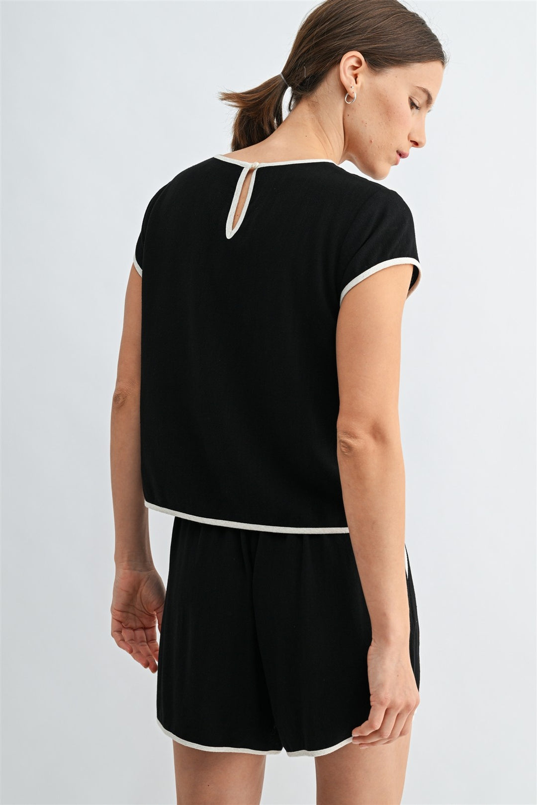 CAP SLEEVE TOP W/CONTRAST DETAIL - BLACK/WHITE